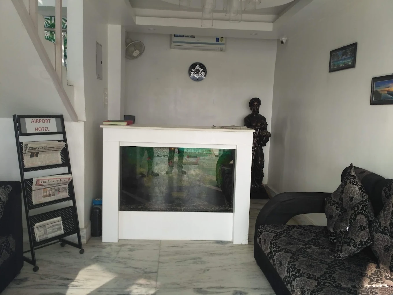 Hotel Airport reception .webp